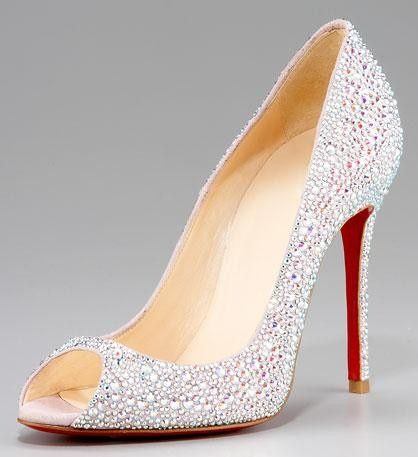 Sapatos com brilhos é clássico e sofisticado (Foto: Reprodução)